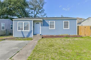 624 15th Avenue N, Texas City, TX 77590