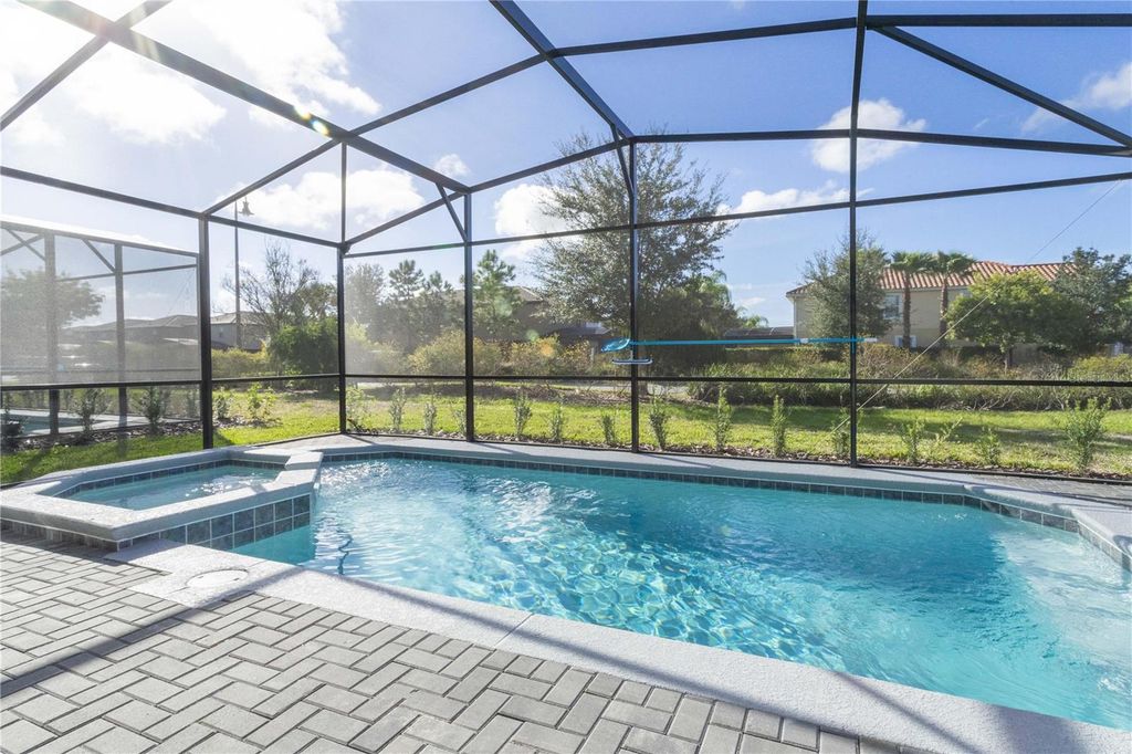 Image 18 of property listing at 7335 OAKMOSS LOOP, Davenport, FL 33837