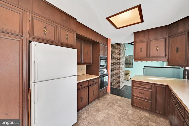 727 N CHURCH RD, Sinking Spring, PA 19608