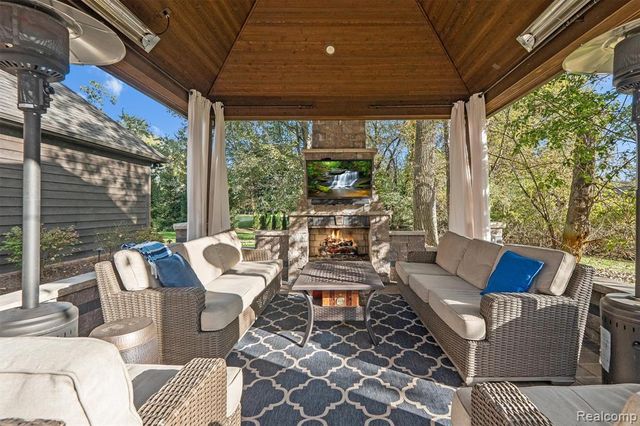 25325 Devon Lane, Franklin, MI 48025