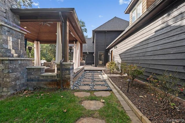 25325 Devon Lane, Franklin, MI 48025