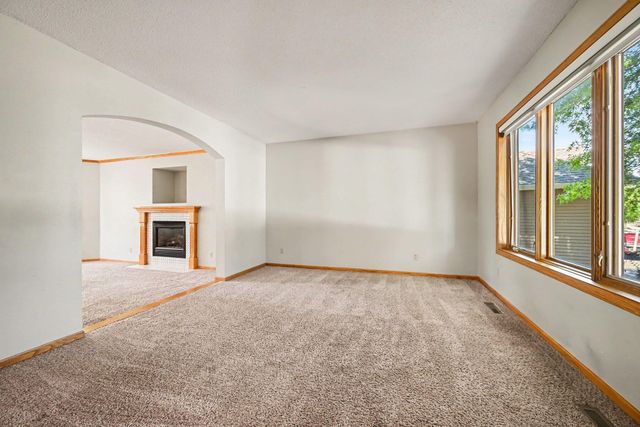 3850 Jamestown Curve, Woodbury, MN 55129