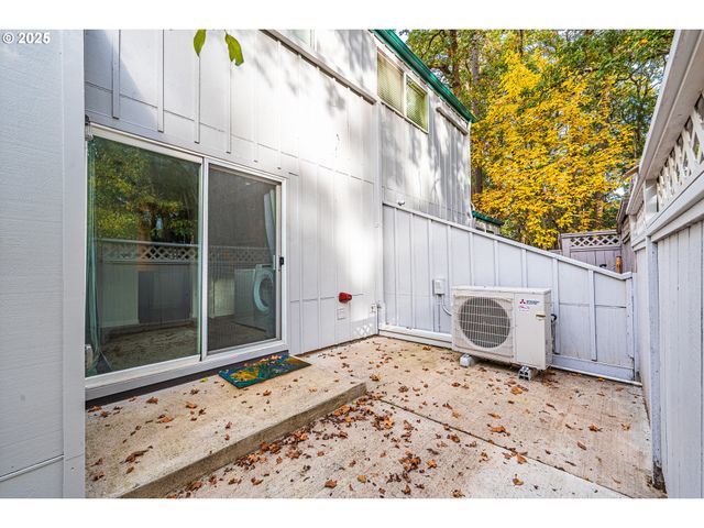 2111 HAWKINS Ln, Eugene, OR 97405