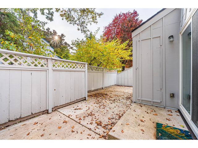 2111 HAWKINS Ln, Eugene, OR 97405