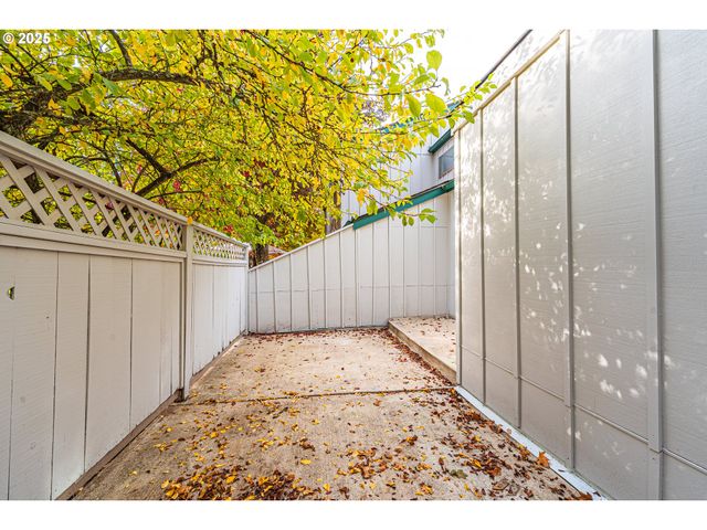 2111 HAWKINS Ln, Eugene, OR 97405