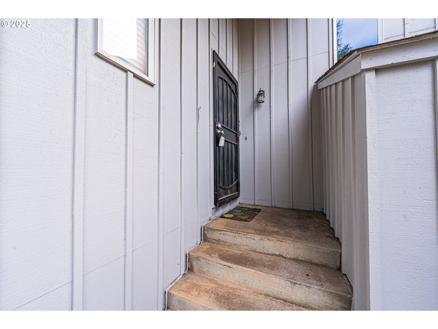 2111 HAWKINS Ln, Eugene, OR 97405