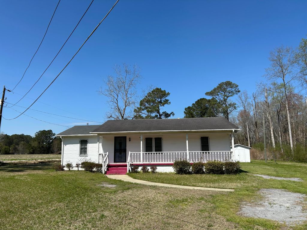Image 1 of property listing at 4304 Alex Harvin Highway, Manning, SC 29102