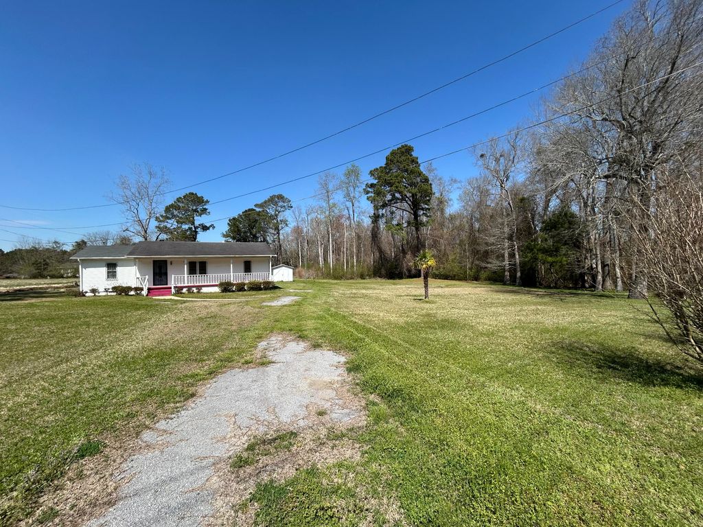 Image 2 of property listing at 4304 Alex Harvin Highway, Manning, SC 29102