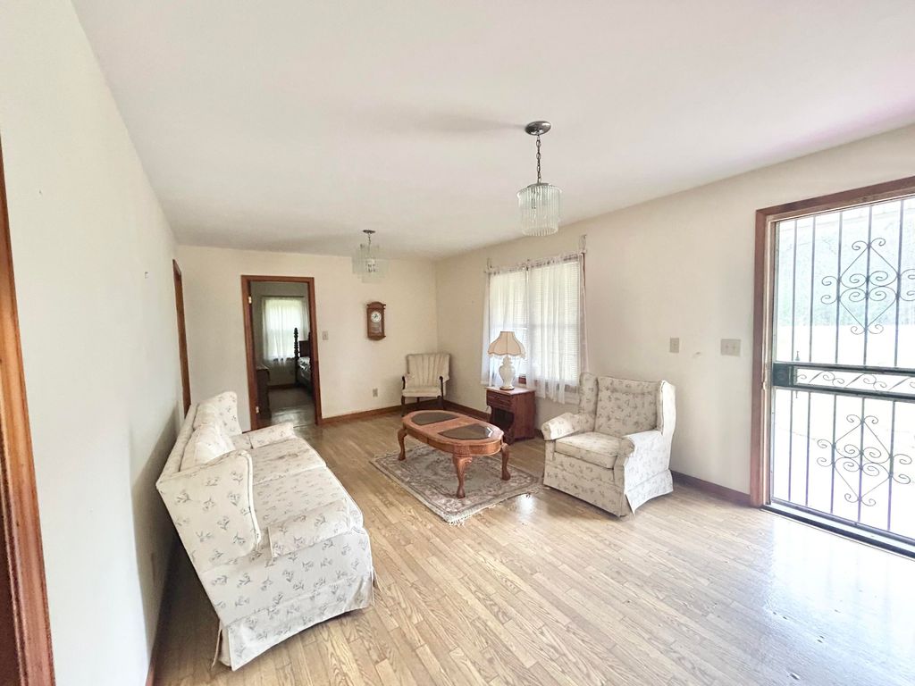 Image 3 of property listing at 4304 Alex Harvin Highway, Manning, SC 29102