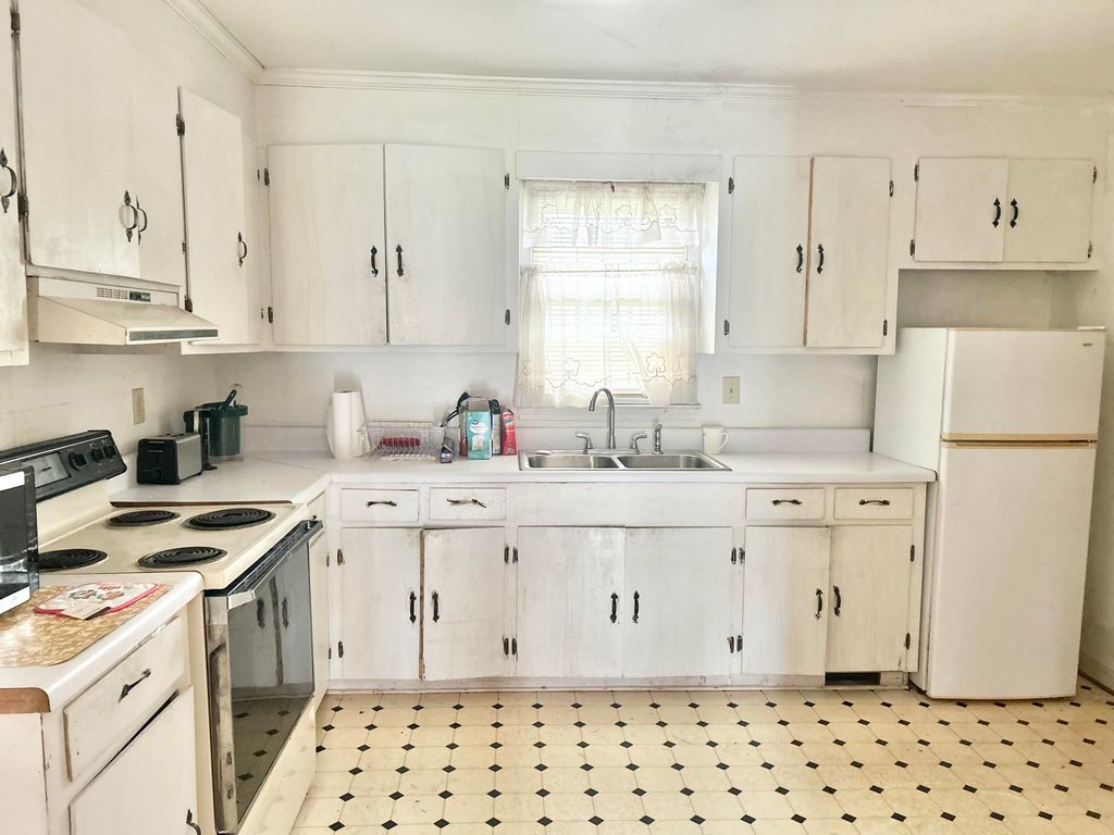 Image 5 of property listing at 4304 Alex Harvin Highway, Manning, SC 29102