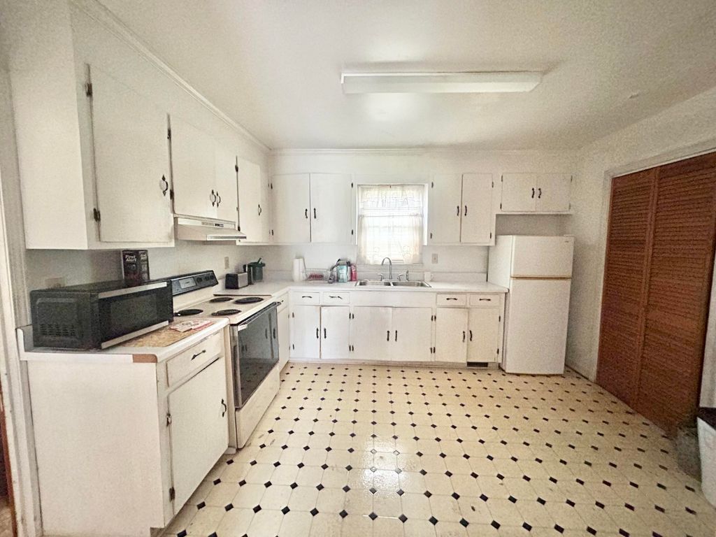 Image 6 of property listing at 4304 Alex Harvin Highway, Manning, SC 29102