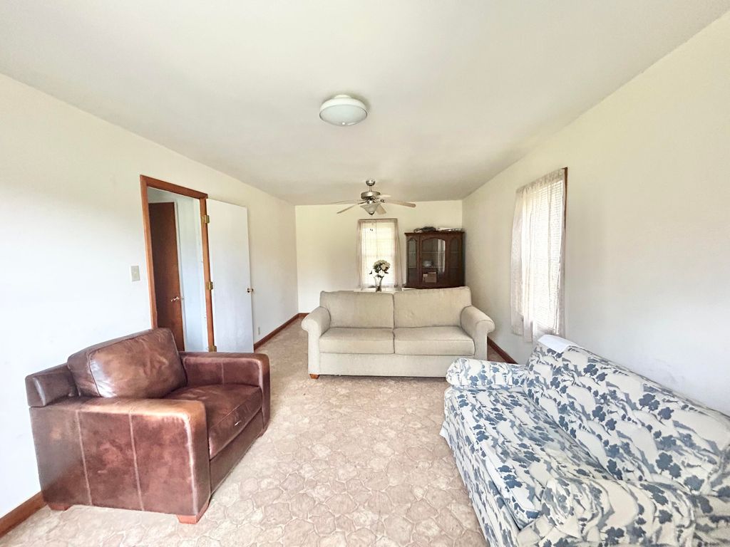 Image 7 of property listing at 4304 Alex Harvin Highway, Manning, SC 29102