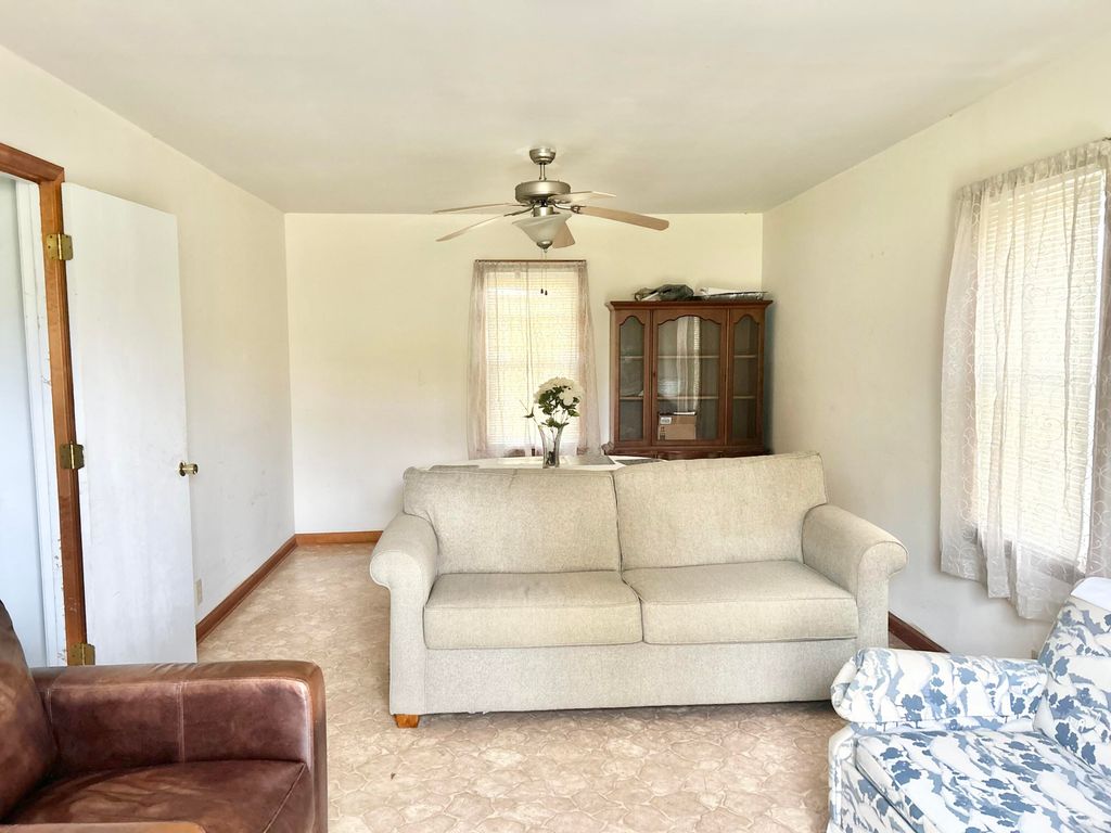 Image 8 of property listing at 4304 Alex Harvin Highway, Manning, SC 29102