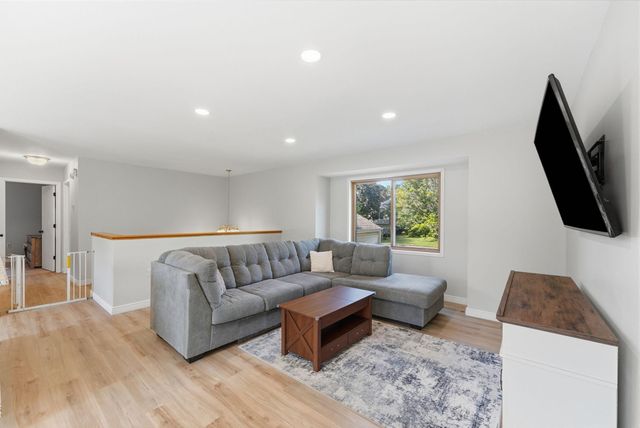 975 Savannah Road, Eagan, MN 55123
