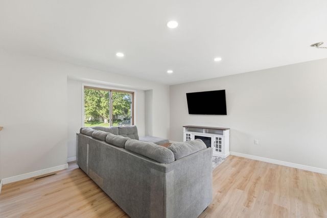 975 Savannah Road, Eagan, MN 55123