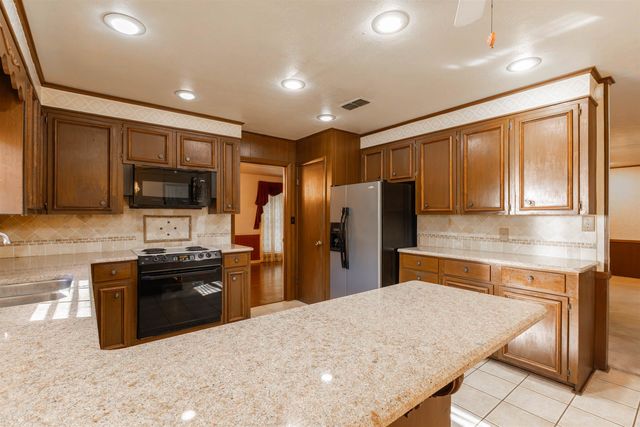 800 Elizabeth St, Gilmer, TX 75644