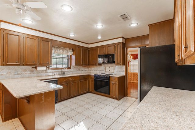 800 Elizabeth St, Gilmer, TX 75644