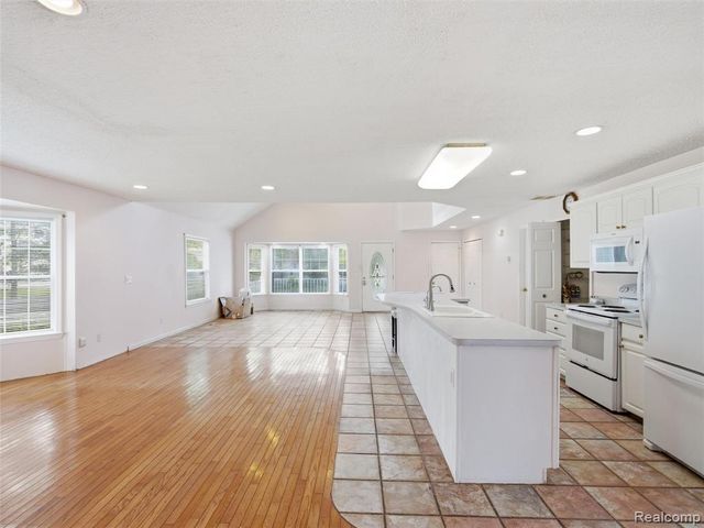 8954 Patrick Drive, Davisburg, MI 48350