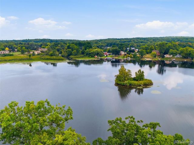 8954 Patrick Drive, Davisburg, MI 48350