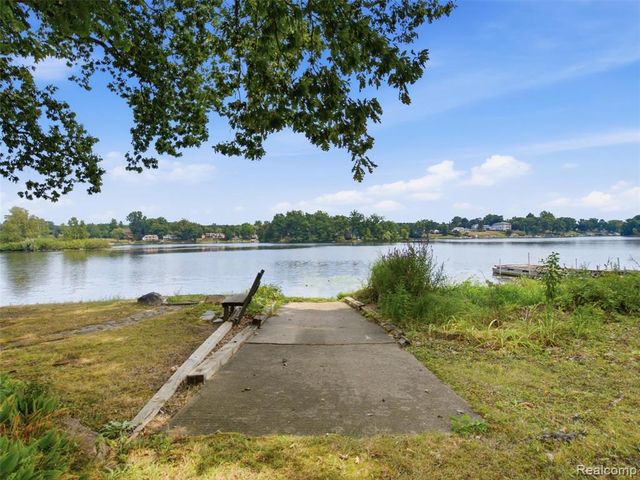 8954 Patrick Drive, Davisburg, MI 48350