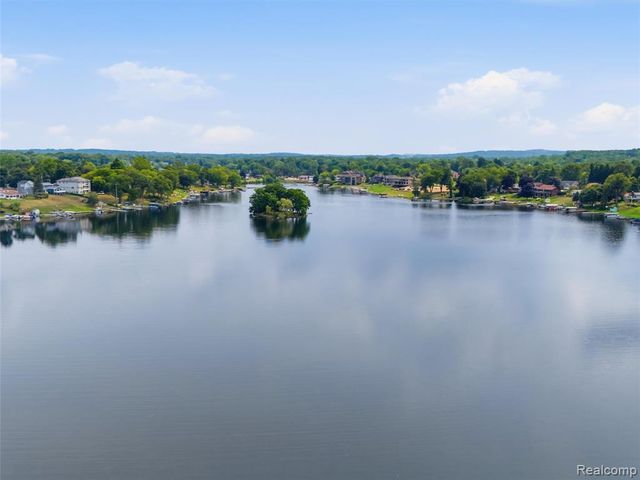 8954 Patrick Drive, Davisburg, MI 48350