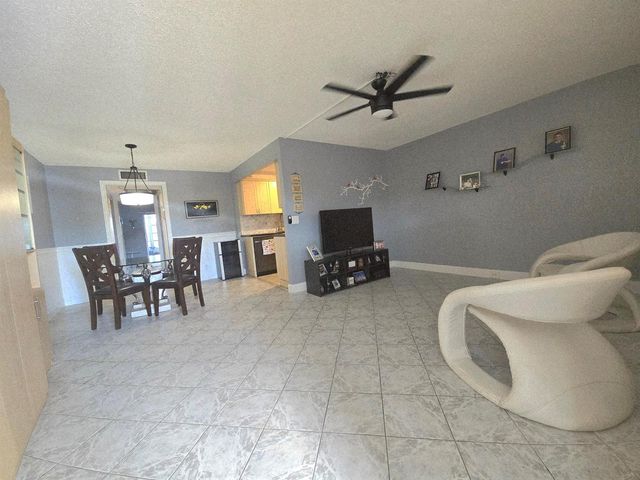 2010 Westbury F 2010, Deerfield Beach, FL 33442