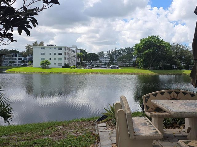 2010 Westbury F 2010, Deerfield Beach, FL 33442