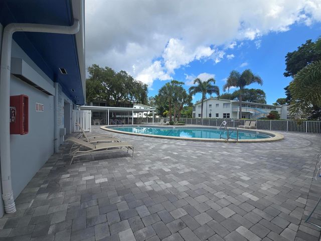 2010 Westbury F 2010, Deerfield Beach, FL 33442