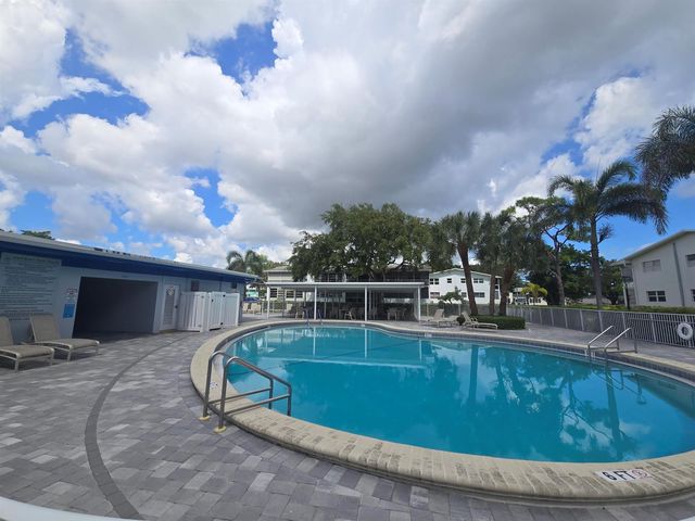 2010 Westbury F 2010, Deerfield Beach, FL 33442