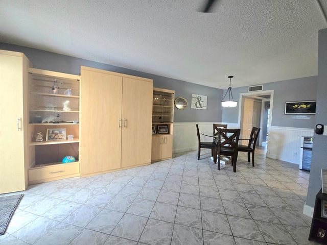 2010 Westbury F 2010, Deerfield Beach, FL 33442
