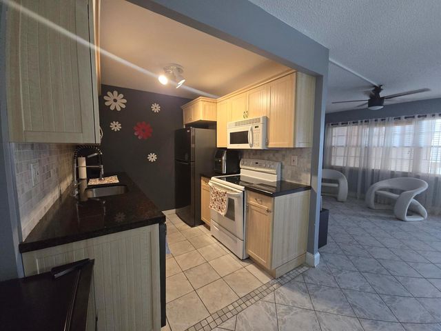 2010 Westbury F 2010, Deerfield Beach, FL 33442