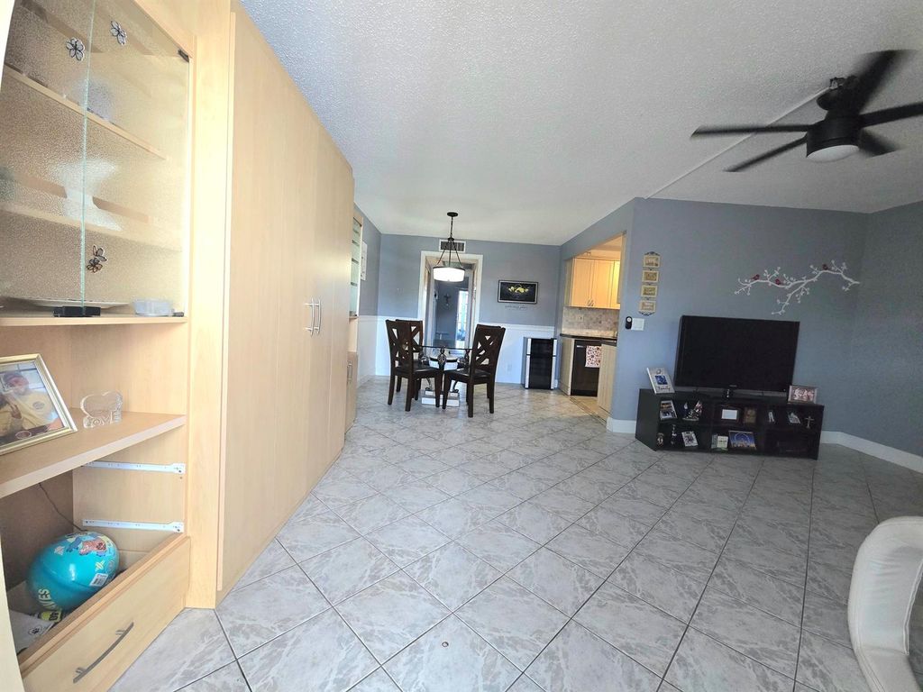 2010 Westbury F 2010, Deerfield Beach, FL 33442