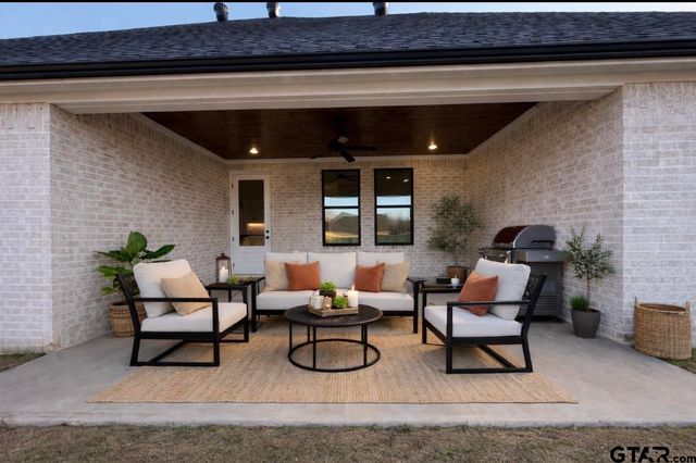 349 Brooks Dr, Gladewater, TX 75647