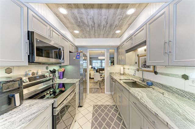 625 30TH AVENUE W G203, Bradenton, FL 34205