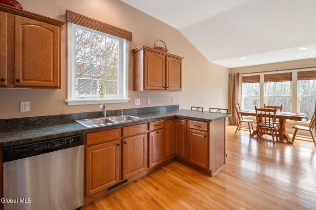37 Gladstone Circle, Halfmoon, NY 12118