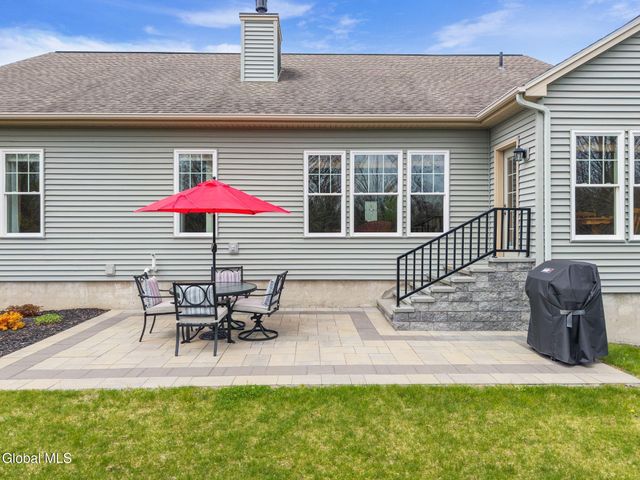 37 Gladstone Circle, Halfmoon, NY 12118