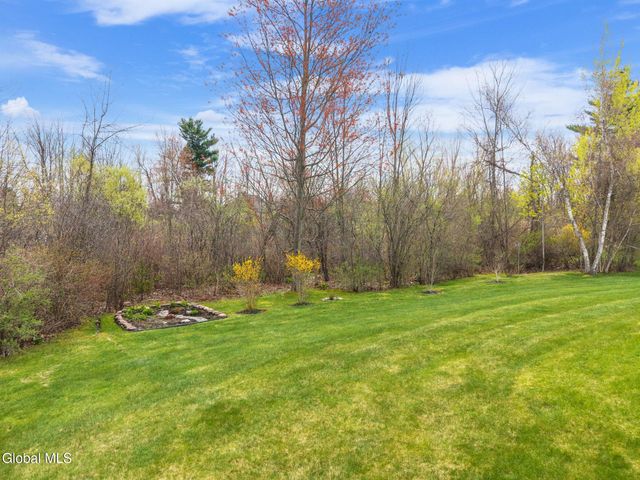37 Gladstone Circle, Halfmoon, NY 12118