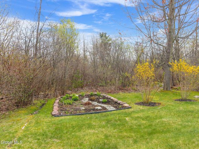37 Gladstone Circle, Halfmoon, NY 12118