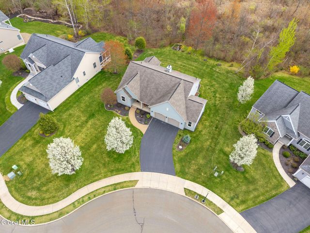 37 Gladstone Circle, Halfmoon, NY 12118