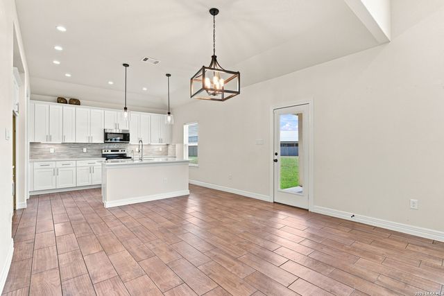 100 W SHORT MEADOW DR, Lytle, TX 78052