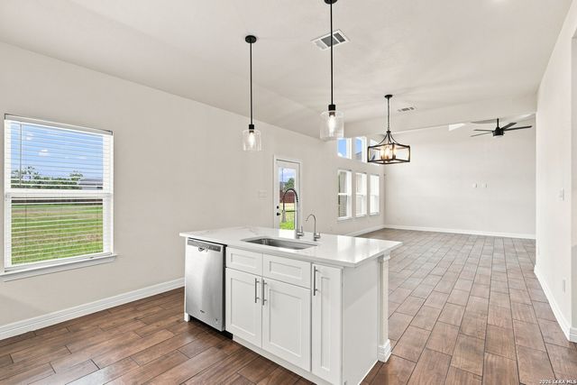 100 W SHORT MEADOW DR, Lytle, TX 78052