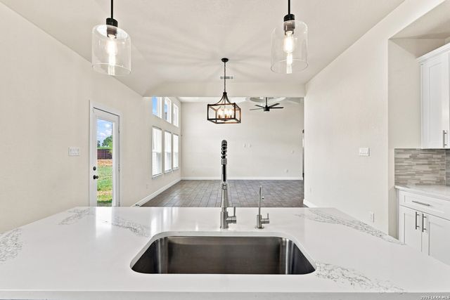 100 W SHORT MEADOW DR, Lytle, TX 78052