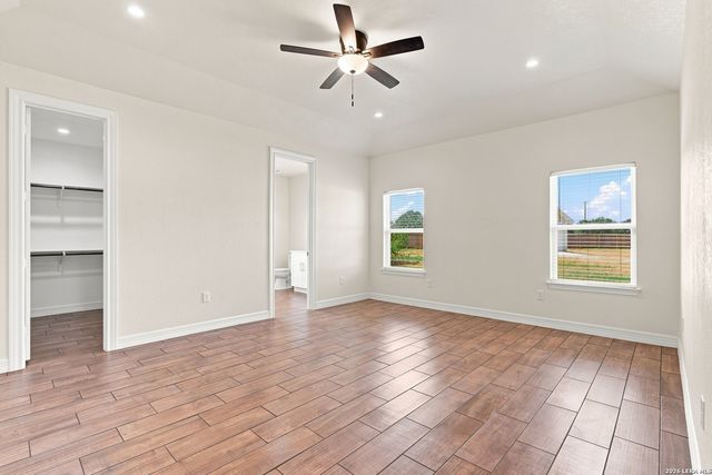 100 W SHORT MEADOW DR, Lytle, TX 78052