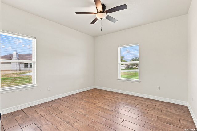 100 W SHORT MEADOW DR, Lytle, TX 78052