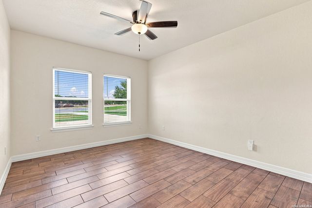 100 W SHORT MEADOW DR, Lytle, TX 78052