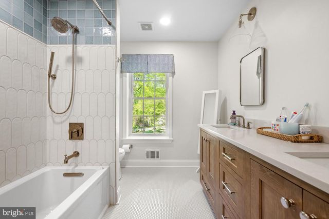 725 S ROBERTS RD, Bryn Mawr, PA 19010