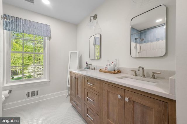725 S ROBERTS RD, Bryn Mawr, PA 19010