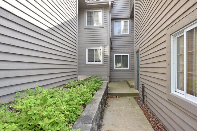 18575 Brookfield Lake DRIVE #61, Brookfield, WI 53045