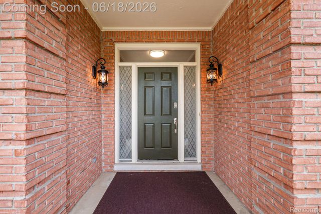 1902 Grayslake Drive, Rochester Hills, MI 48306