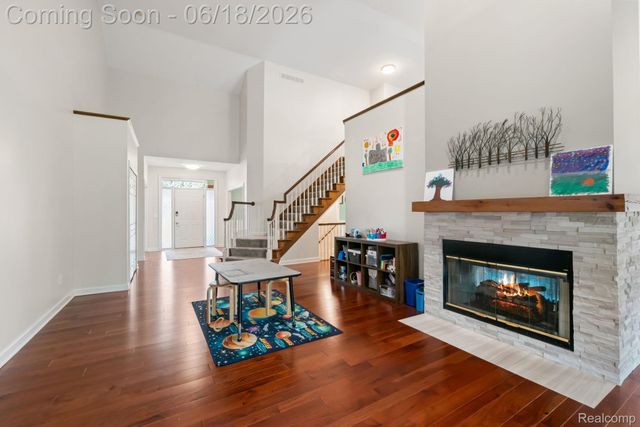 1902 Grayslake Drive, Rochester Hills, MI 48306